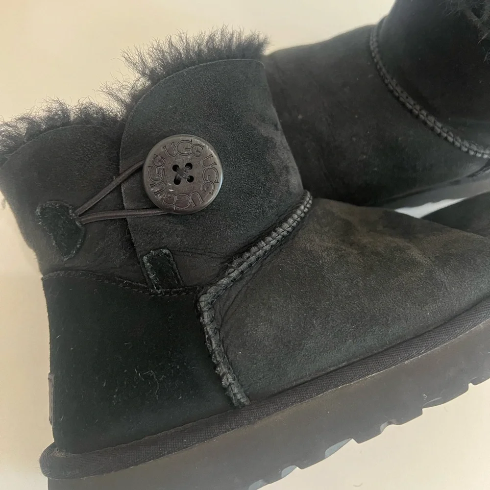 S O L D! UGG Mini Bailey Button II
